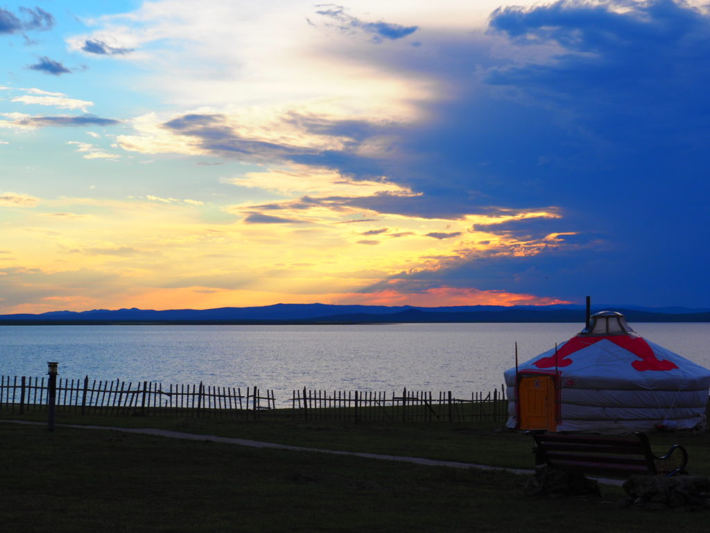 Lac au coucher de Soleil Lac Hosgol - Souvenir d'un voyage en Mongolie parmi les chamans