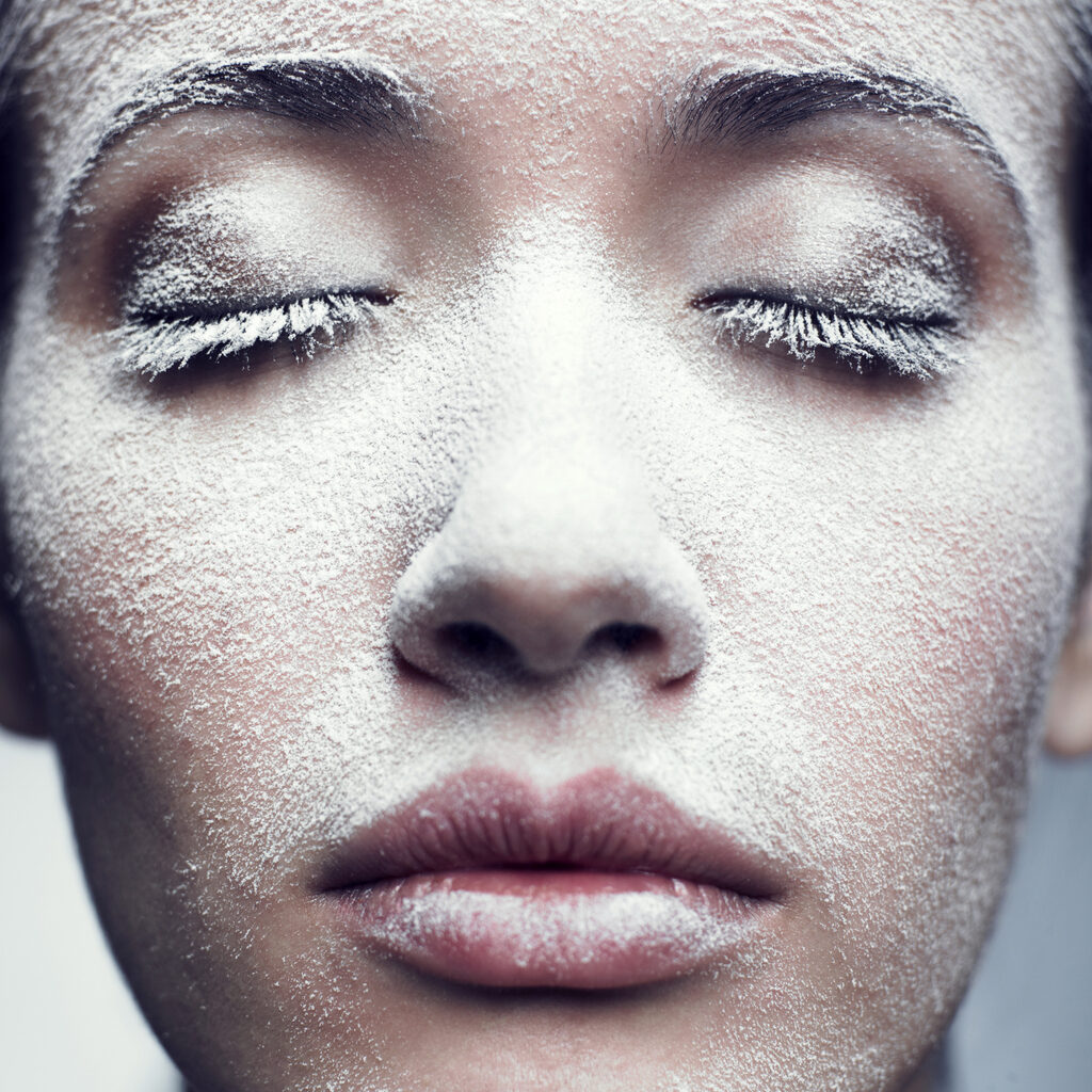 Femme au visage blanchi pour être touchée d'innocence